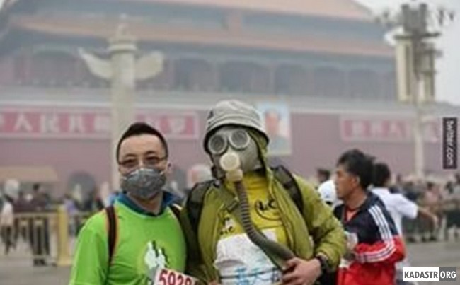 Реальность жизни людей в Пекине при накрывании территории города облаком смога (2015 год) 